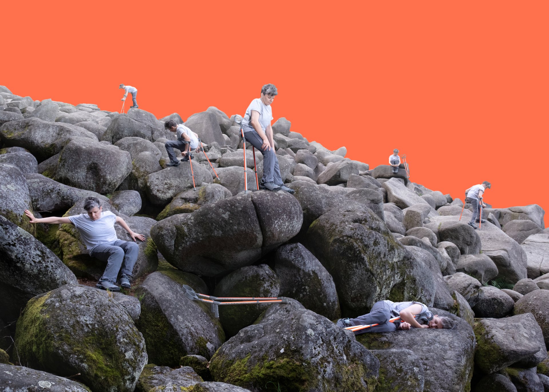 Fotokollage von großen grauen Felsen vor einfarbigem orange-rosa Hintergrund. Auf den Felsen sind mehrere Versionen von Claire Cunningham, der Performerin, abgebildet. Dabei sitzt, liegt, steht sie gemeinsam mit ihren Gehhilfen auf den Felsen.